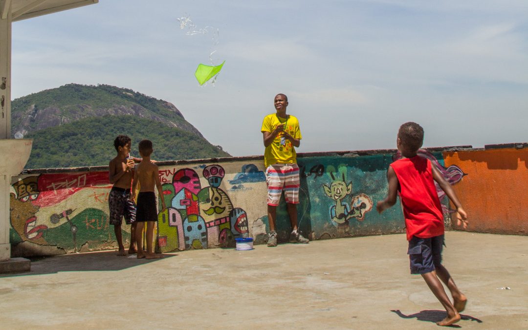 lapsia leikkimässä ja leijan lennättämistä Santa Martan favelassa Rio de Janeirossa Brasiliassa