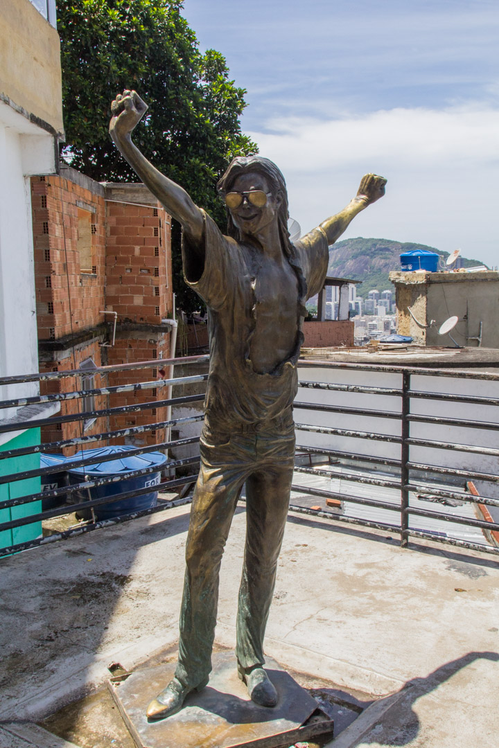 Michael Jacksonin patsas Santa Martan favelassa Rio de Janeirossa Brasiliassa