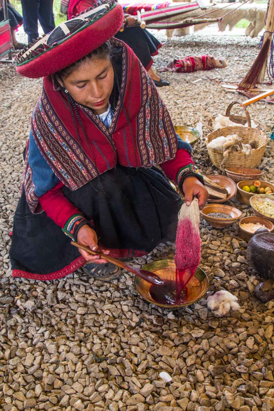 alpakkalankojen värjäystä Perussa