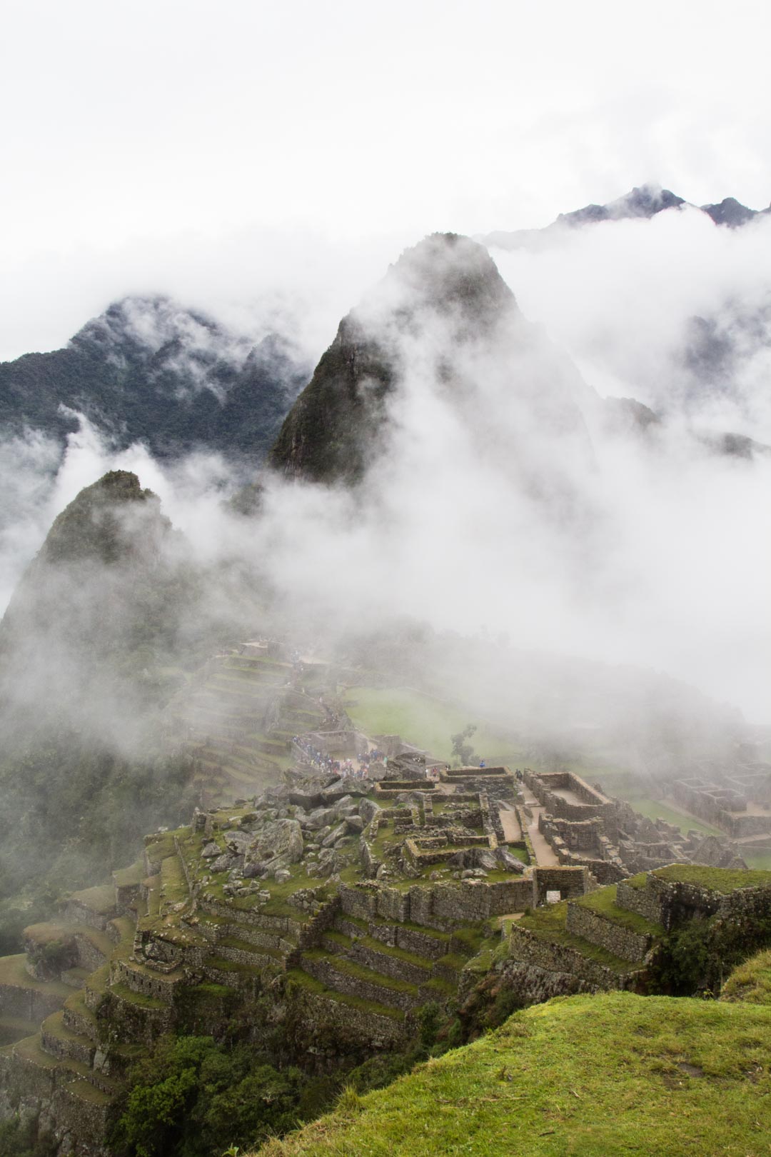 Machu Picchun inkakaupunki sumussa