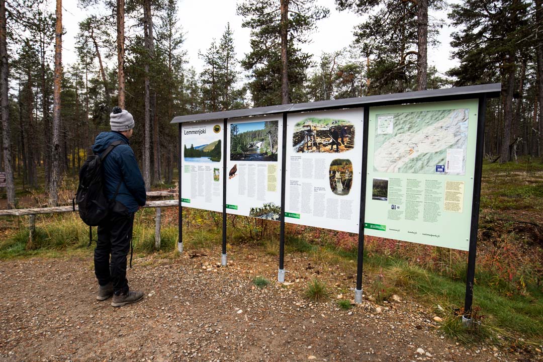 vaeltamassa ruska-aikaan Lemmenjoen kansallispuistossa Jokivarren retkeilyreitillä