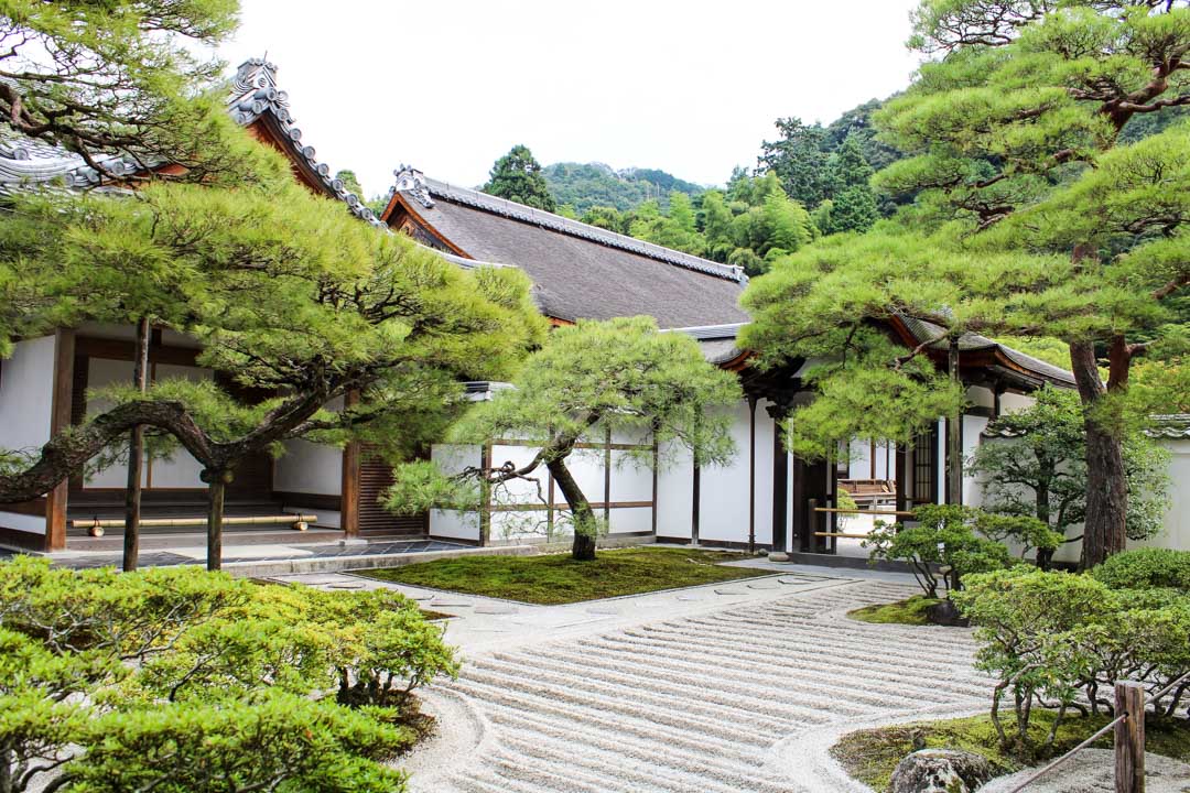 Hopeinen paviljonki temppeli Kiotossa Japanissa