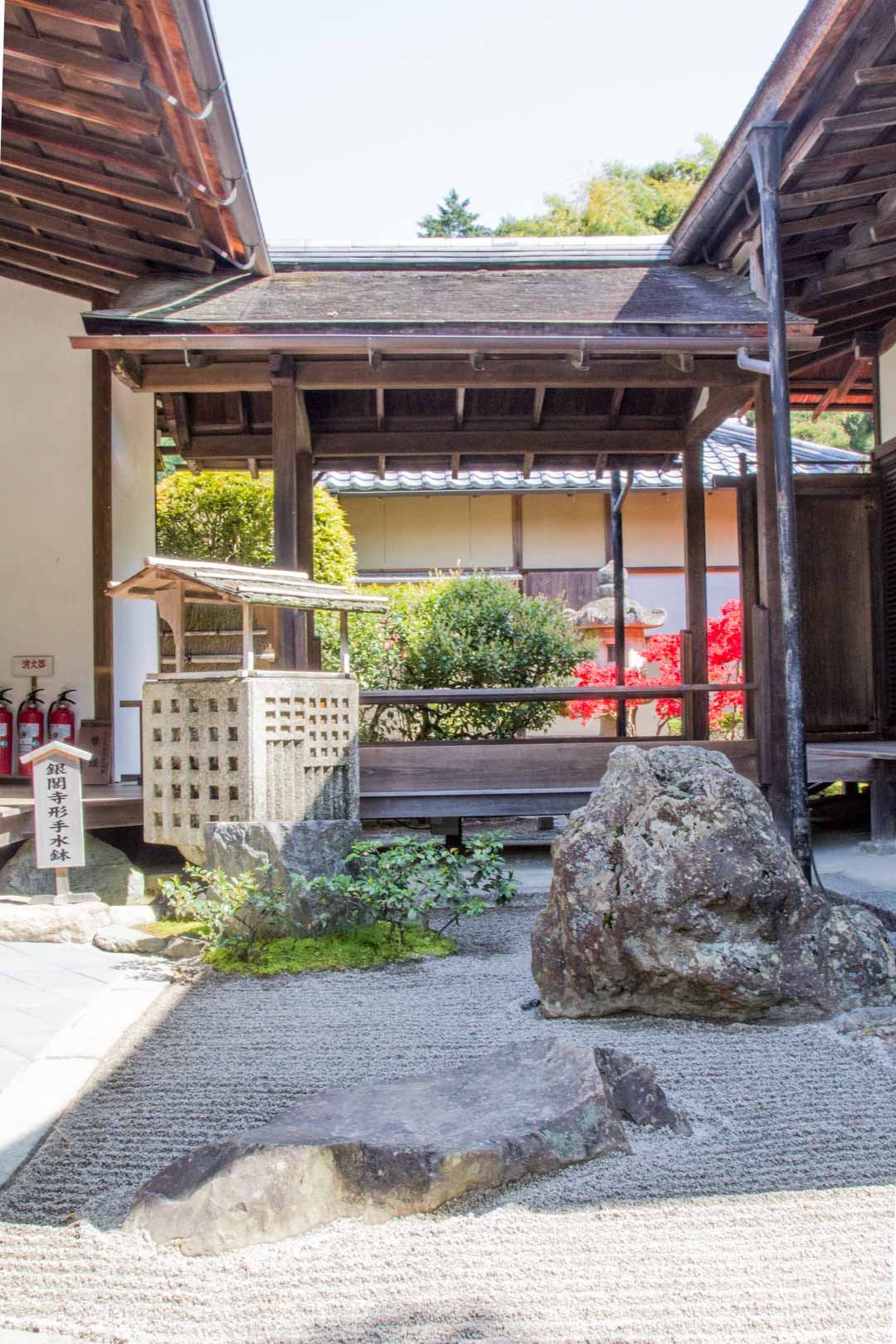 Hopeinen paviljonki temppeli Kiotossa Japanissa