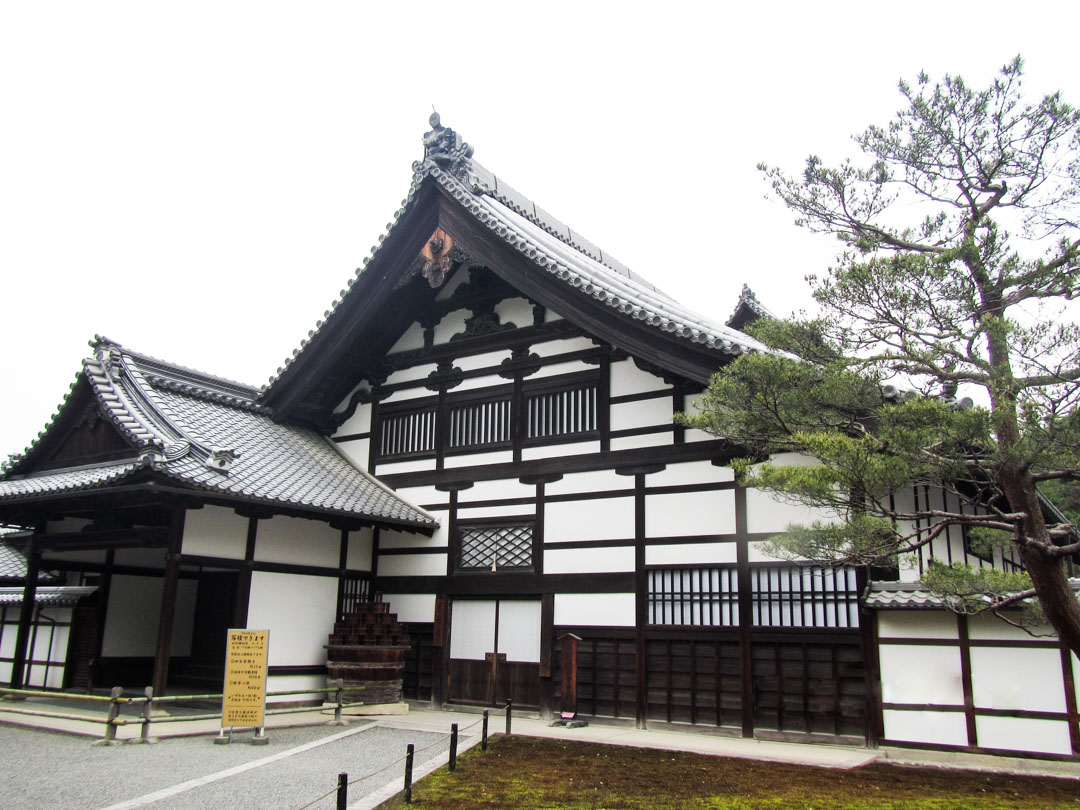 Kinkaku-ji temppeli eli Kultainen paviljonki Kiotossa Japanissa