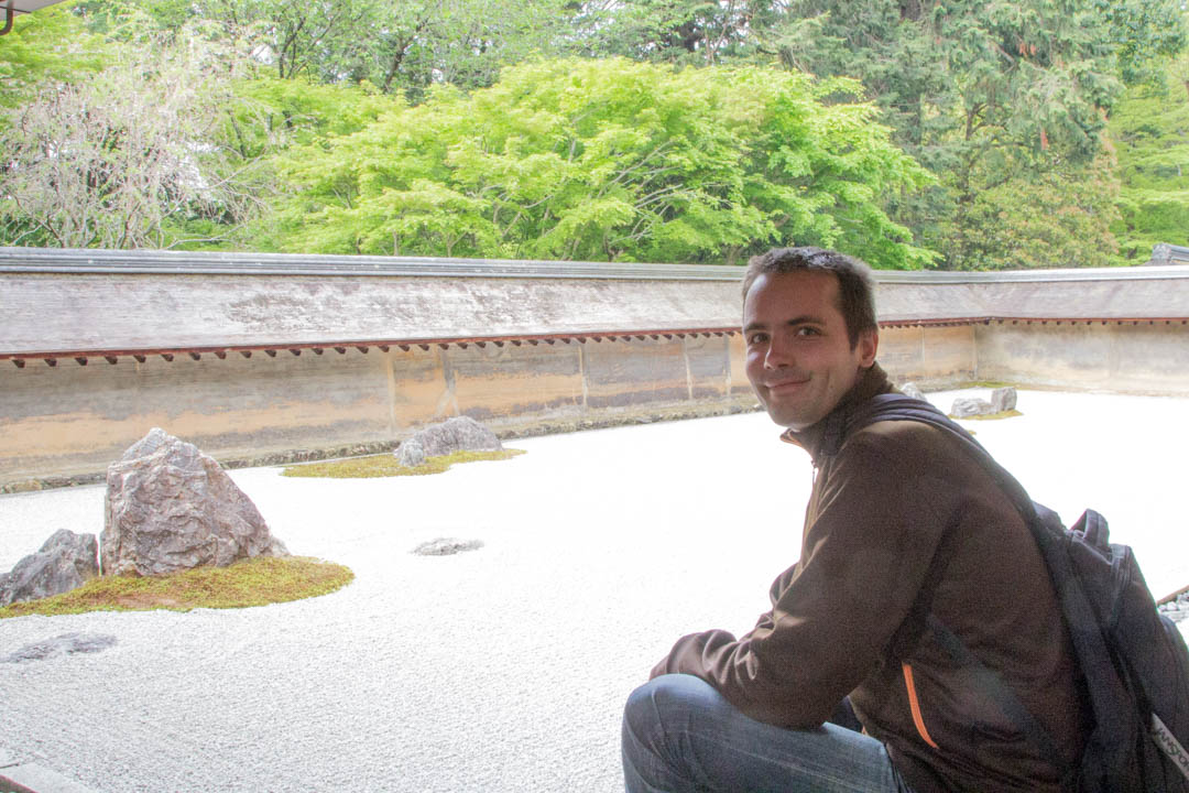 Ryoan-ji temppelin kivipuutarha Kiotossa Japanissa