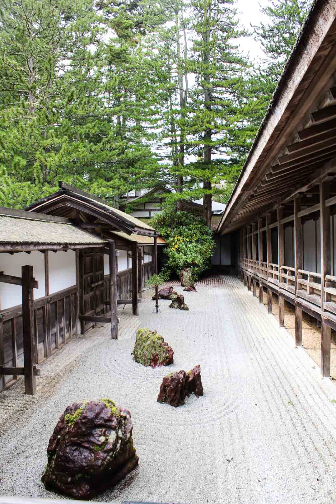 japanilainen kivipuutarha buddhalaiskylässä, Koyasan Japani