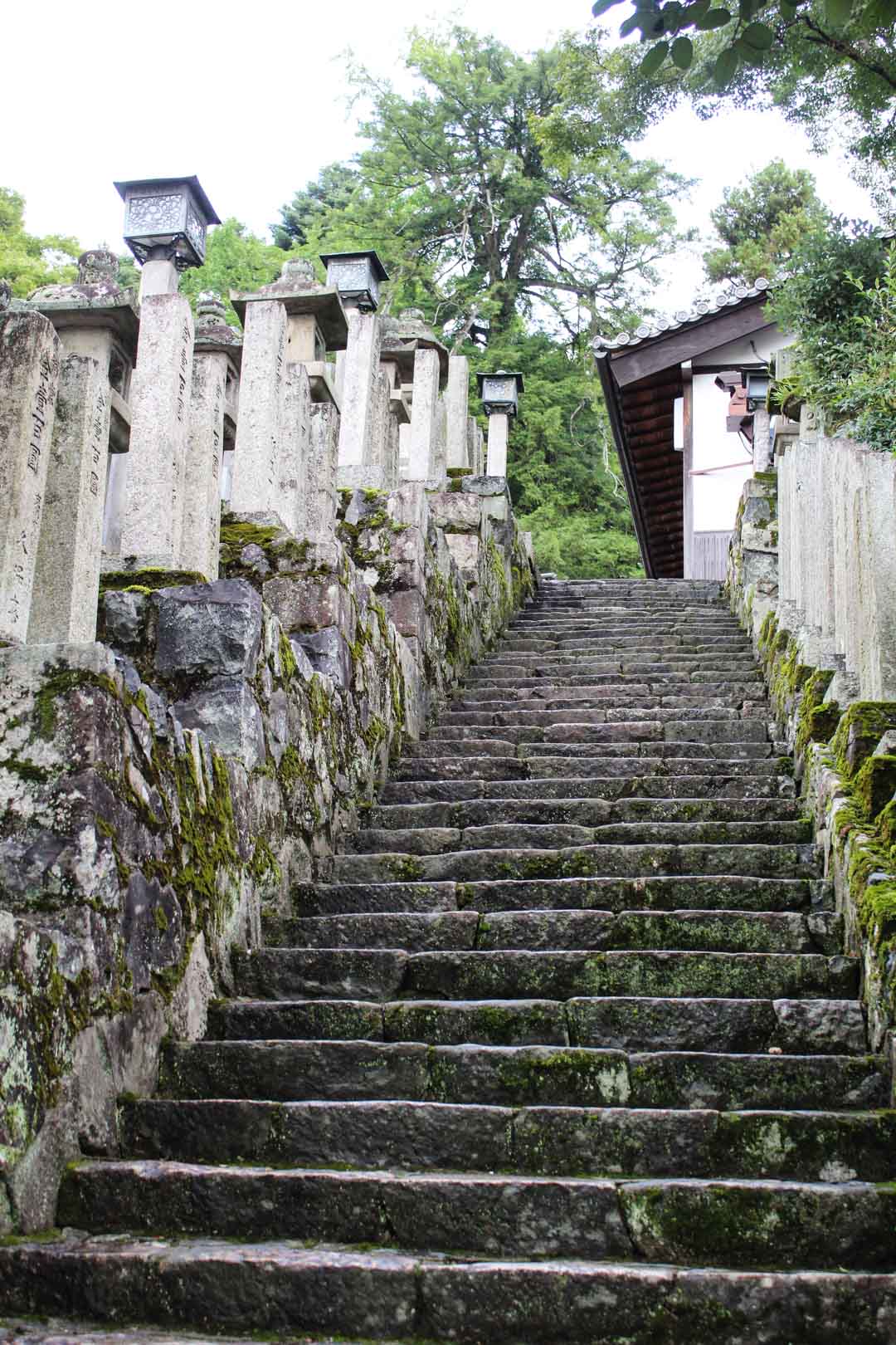Nigatsu-dō ja Sangatsu-dō temppelit Narassa Japanissa