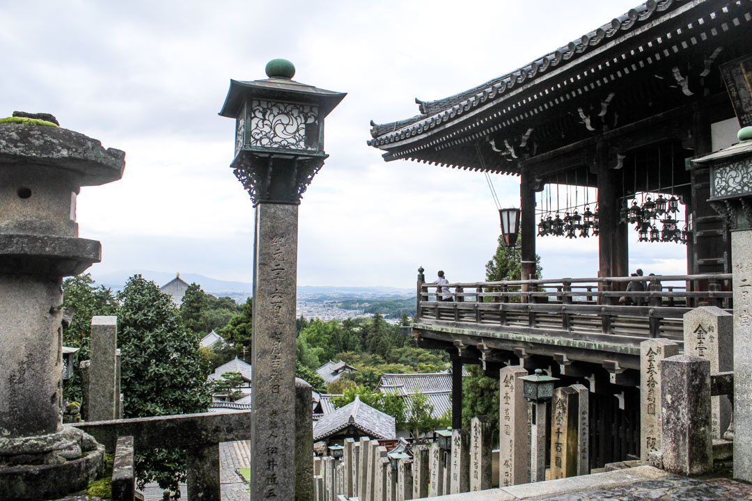 Nigatsu-dō ja Sangatsu-dō temppelit Narassa Japanissa
