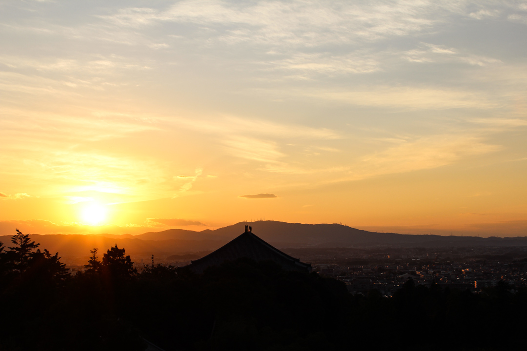 Nigatsu-don temppeli Narassa Japanissa auringonlaskun aikaan