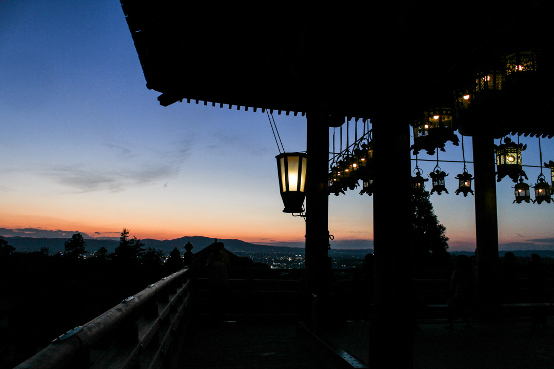 Nigatsu-don temppeli Narassa Japanissa auringonlaskun aikaan