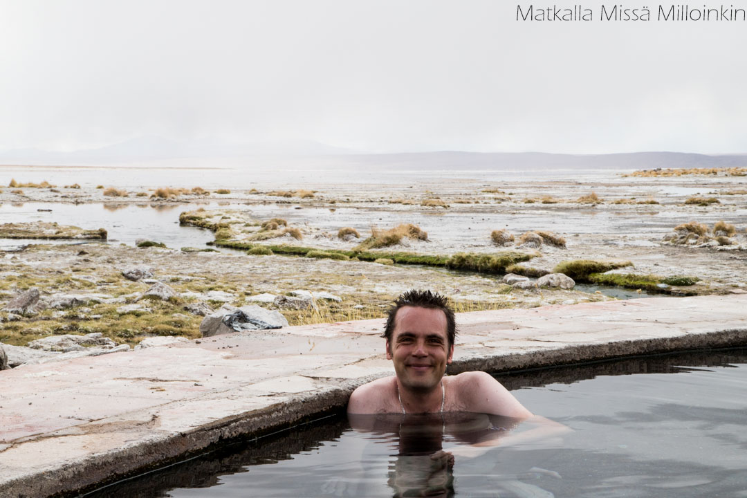 Salar de Uyuni Bolivia-7 kylpemässä kuumassa lähteessa Salar de Uyunissa Boliviassa
