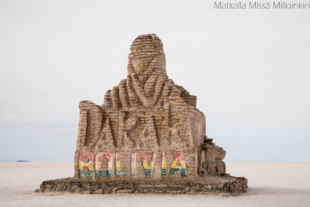Dakar-monumentti Salar de Uyunin suola-aavikolla Boliviassa