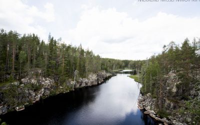 Hiidenportin kansallispuisto ja sen upea rotkolampi Kainuussa
