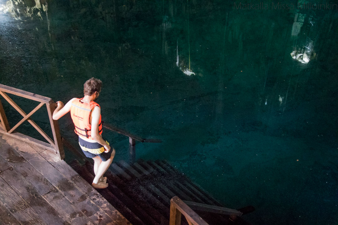 menossa uimaan cenote Agua Dulceen